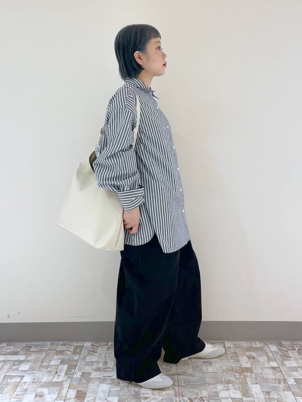 「着痩せ・細見え、差し色コーデ、低身長、秋コーデ、個性派、フェミニン、ストリート、カジュアル、LOWRYS FARM、スニーカー、春コーデ、春色、デート/ロマンティック、女子会、シャツ」｜「LOWRYS FARMのヤワラカルイ２ＷＡＹショルダーＢＡＧ 115210（ショルダーバッグ、ホワイト系）」を使った、omizo555さん（レディース・153cm）の冬コーディネートの2枚目の写真