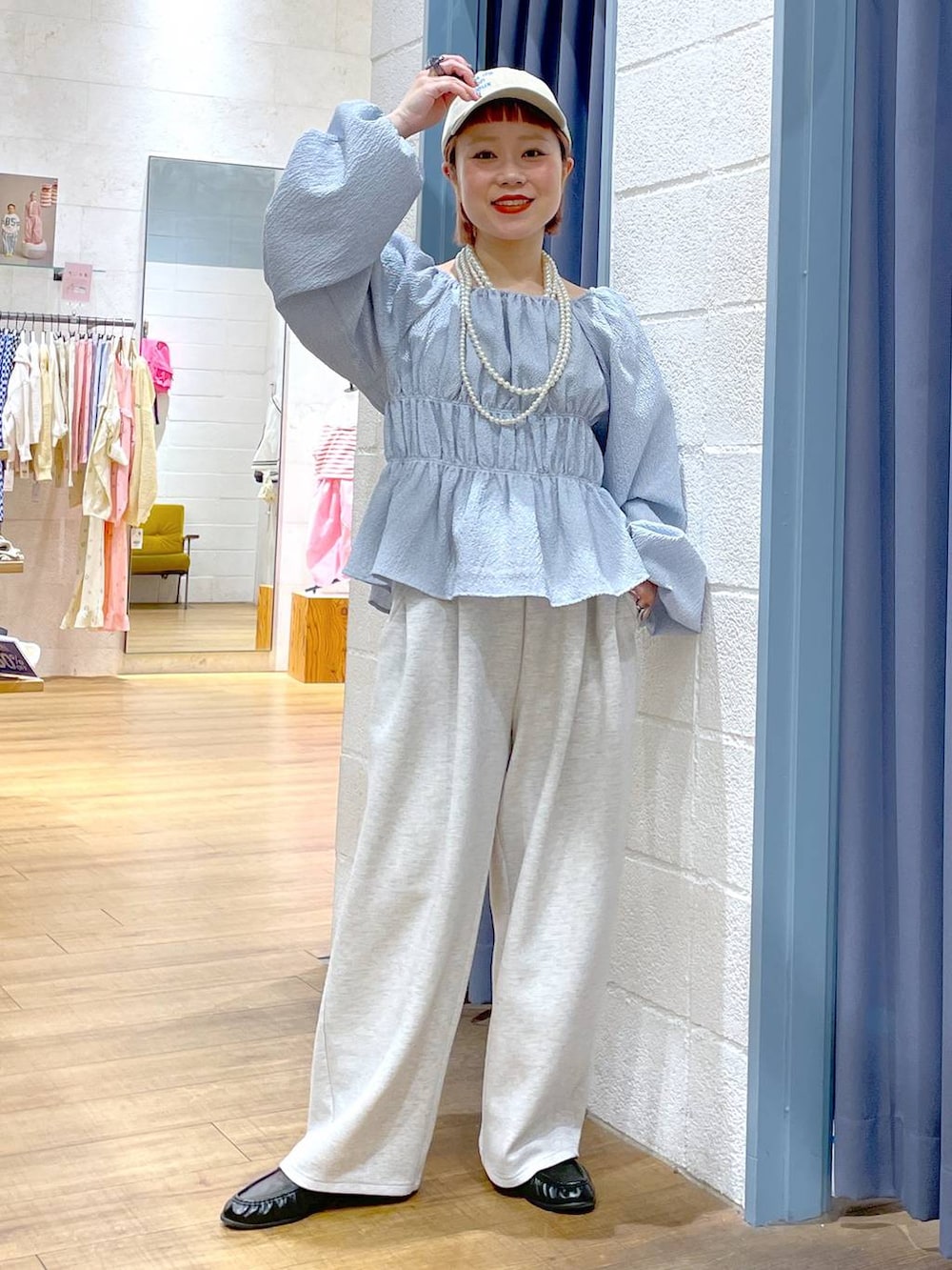 グレー系のスウェットパンツ、ブラック系のローファー、ブルー系のTシャツ/カットソーを着用したレディースの春コーディネートの3枚目の写真