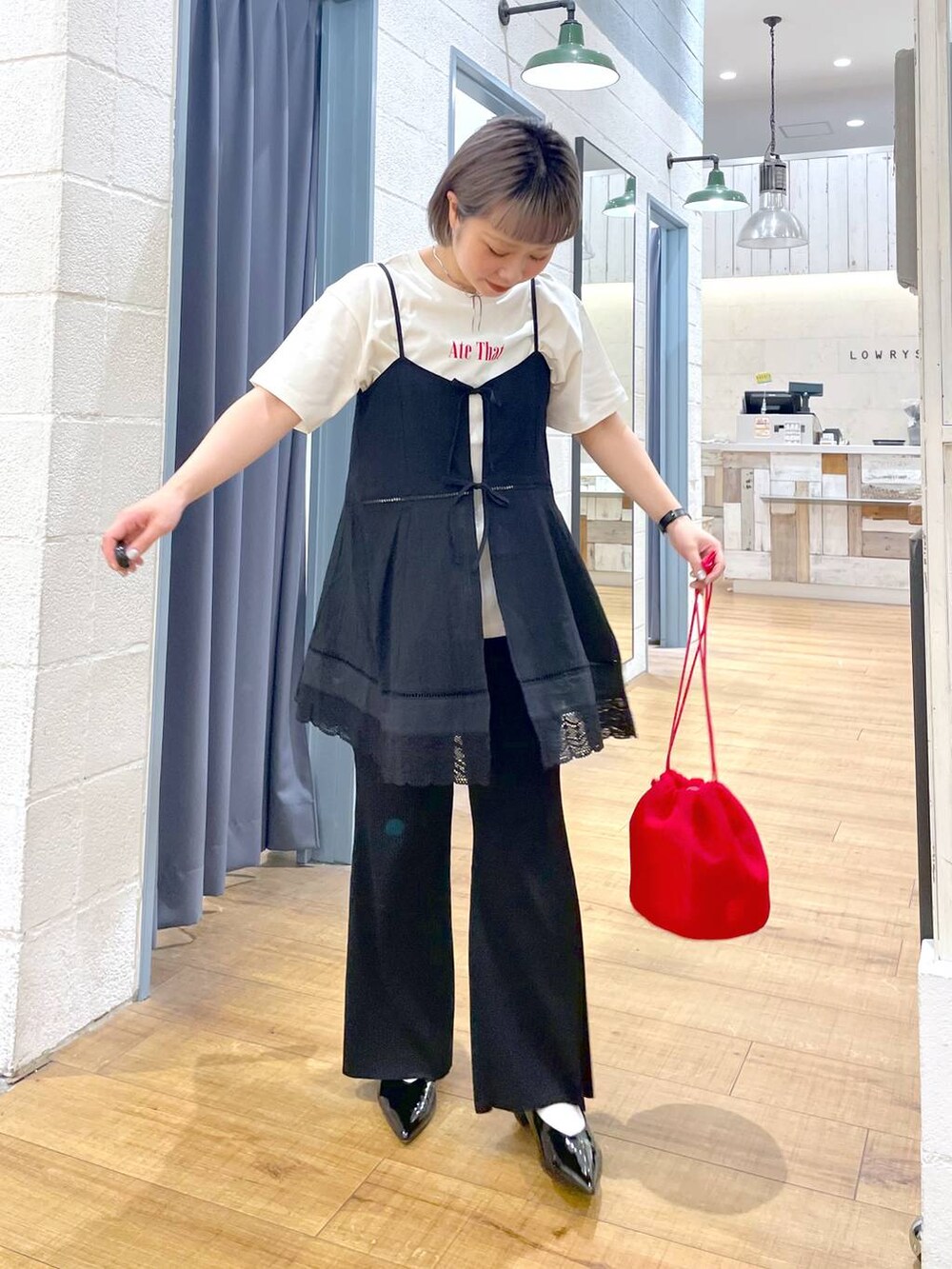 ホワイト系のTシャツ/カットソー、ブラック系のワンピース、シルバー系のネックレスを着用したレディースの春コーディネートの2枚目の写真