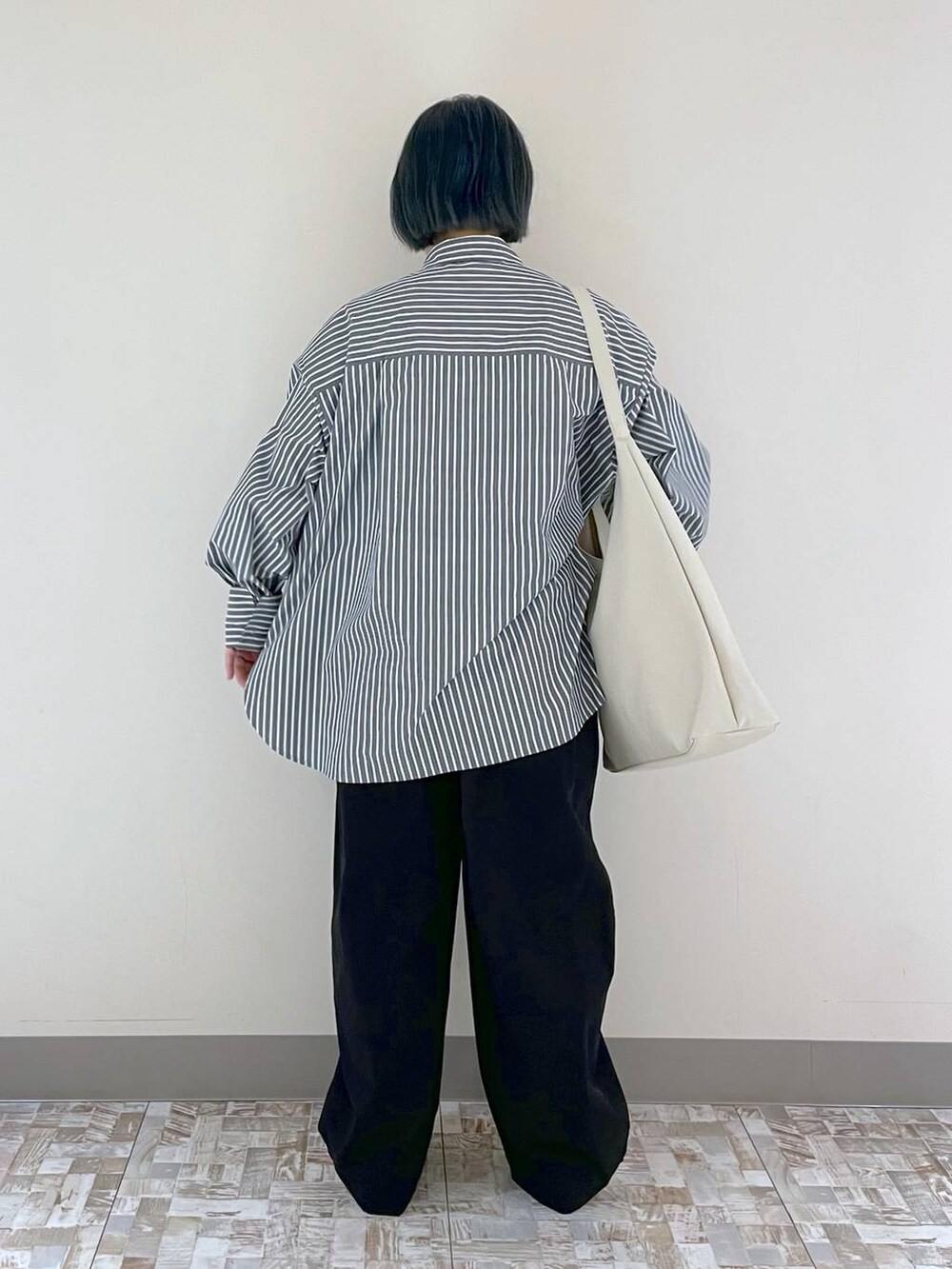「着痩せ・細見え、差し色コーデ、低身長、秋コーデ、個性派、フェミニン、ストリート、カジュアル、LOWRYS FARM、スニーカー、春コーデ、春色、デート/ロマンティック、女子会、シャツ」｜「LOWRYS FARMのヤワラカルイ２ＷＡＹショルダーＢＡＧ 115210（ショルダーバッグ、ホワイト系）」を使った、omizo555さん（レディース・153cm）の冬コーディネートの3枚目の写真