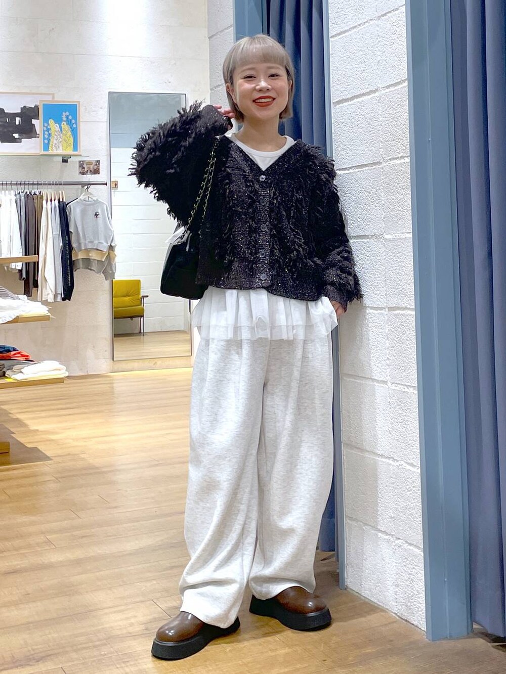 グレー系のスウェットパンツ、ブラウン系のサンダル、ブラウン系のカーディガン/ボレロを着用したレディースの秋コーディネートの4枚目の写真