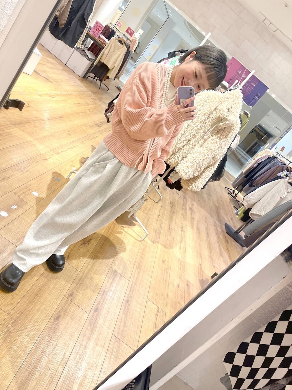 グレー系のスウェットパンツ、ピンク系のカーディガン/ボレロ、ブラック系のサンダルを着用したレディースの冬コーディネートの2枚目の写真