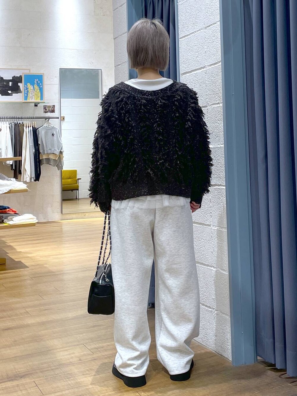 グレー系のスウェットパンツ、ブラウン系のサンダル、ブラウン系のカーディガン/ボレロを着用したレディースの秋コーディネートの5枚目の写真