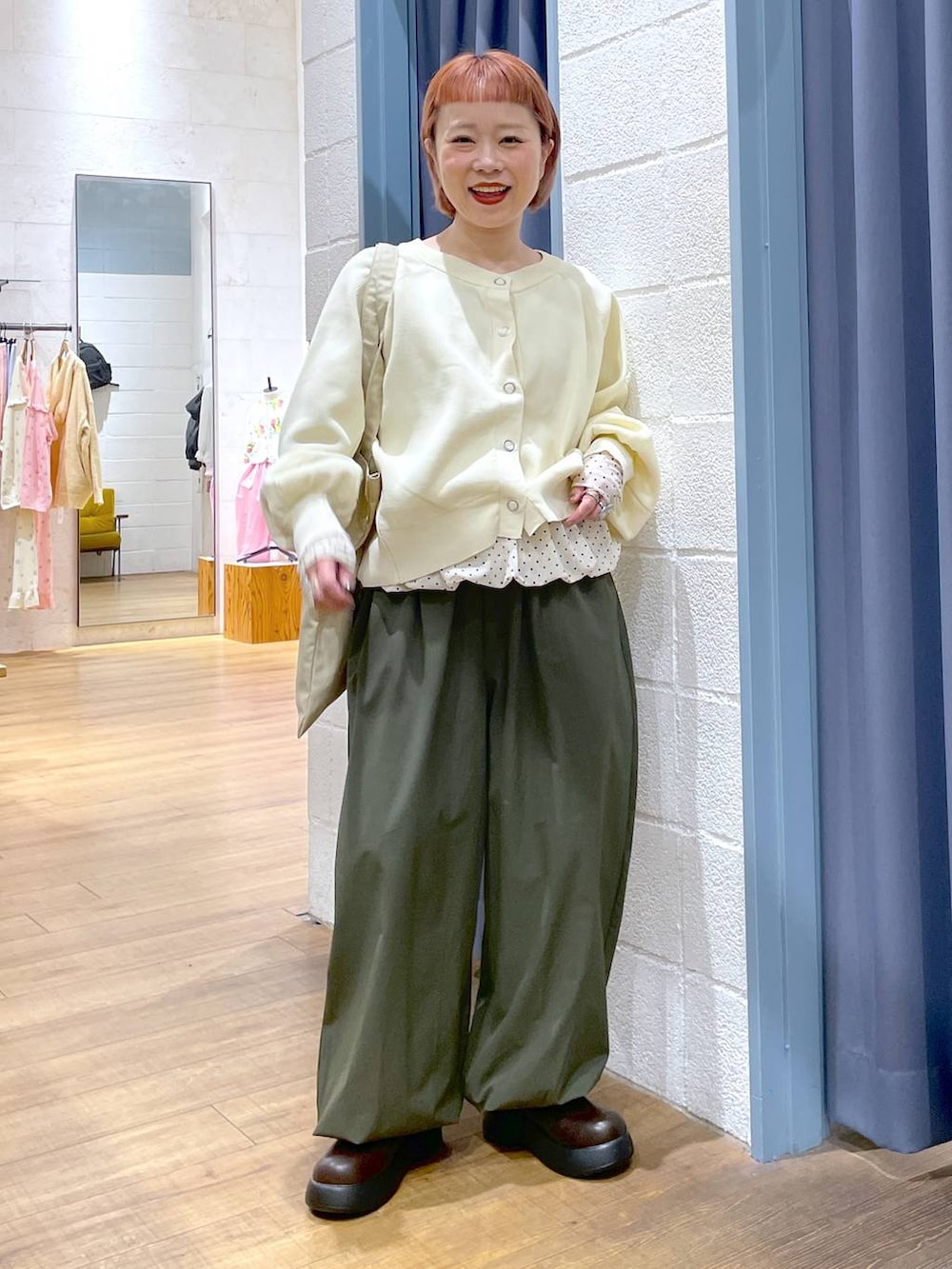 ベージュ系のトートバッグ、ブラウン系のサンダル、グリーン系のその他パンツを着用したレディースの冬コーディネートの4枚目の写真