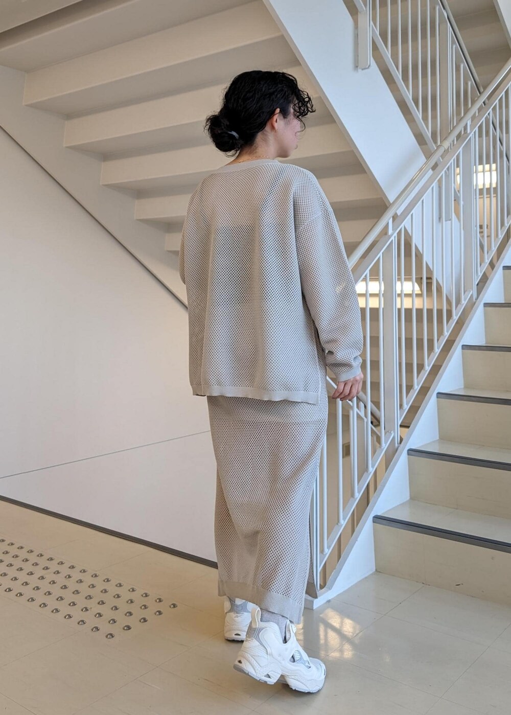 ブラック系のキャミソール、ベージュ系のスニーカー、シルバー系のTシャツ/カットソーを着用したレディースの春コーディネートの5枚目の写真