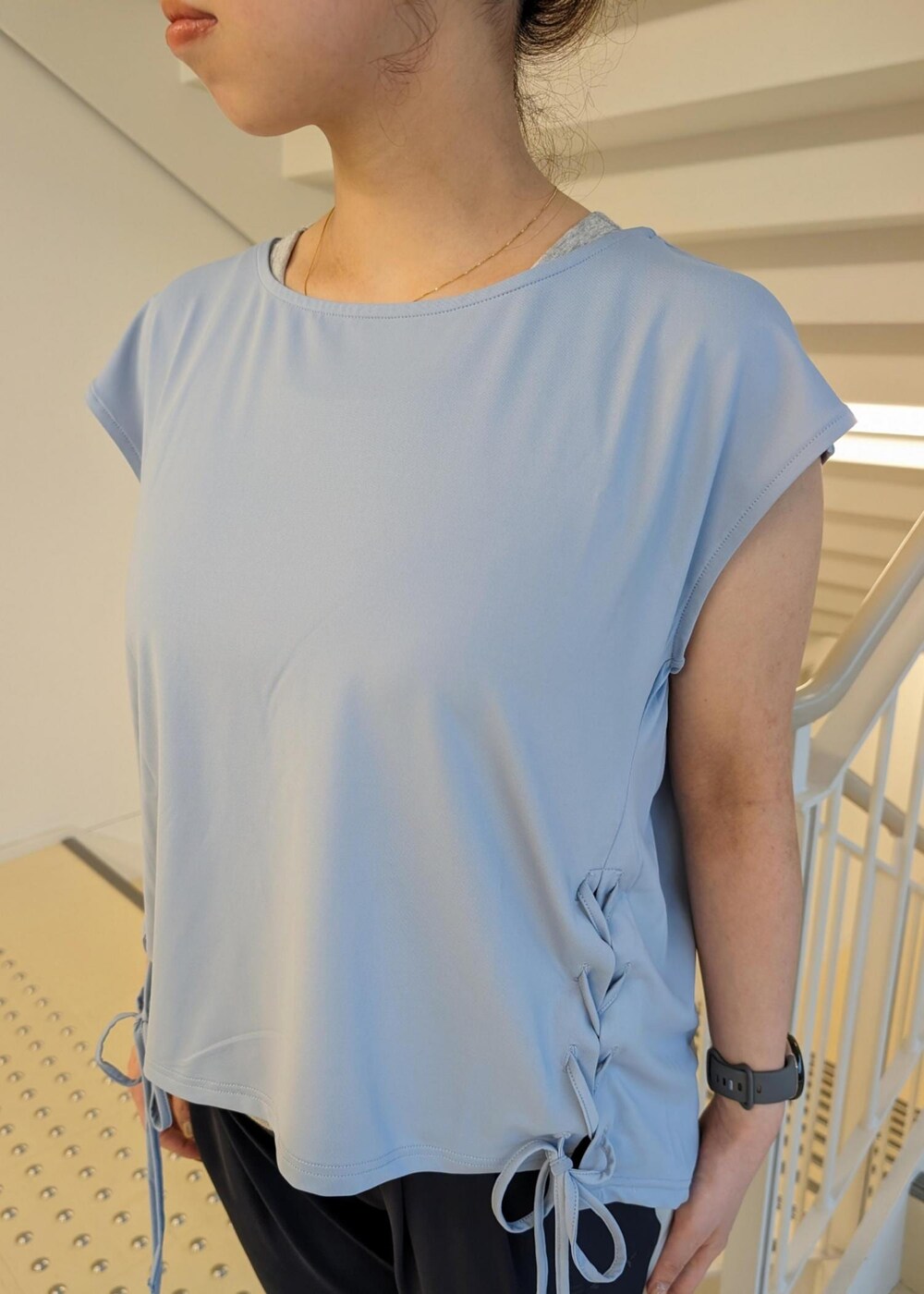 ブラック系のサンダル、ブルー系のTシャツ/カットソー、ブラック系のその他パンツを着用したレディースの春コーディネートの6枚目の写真