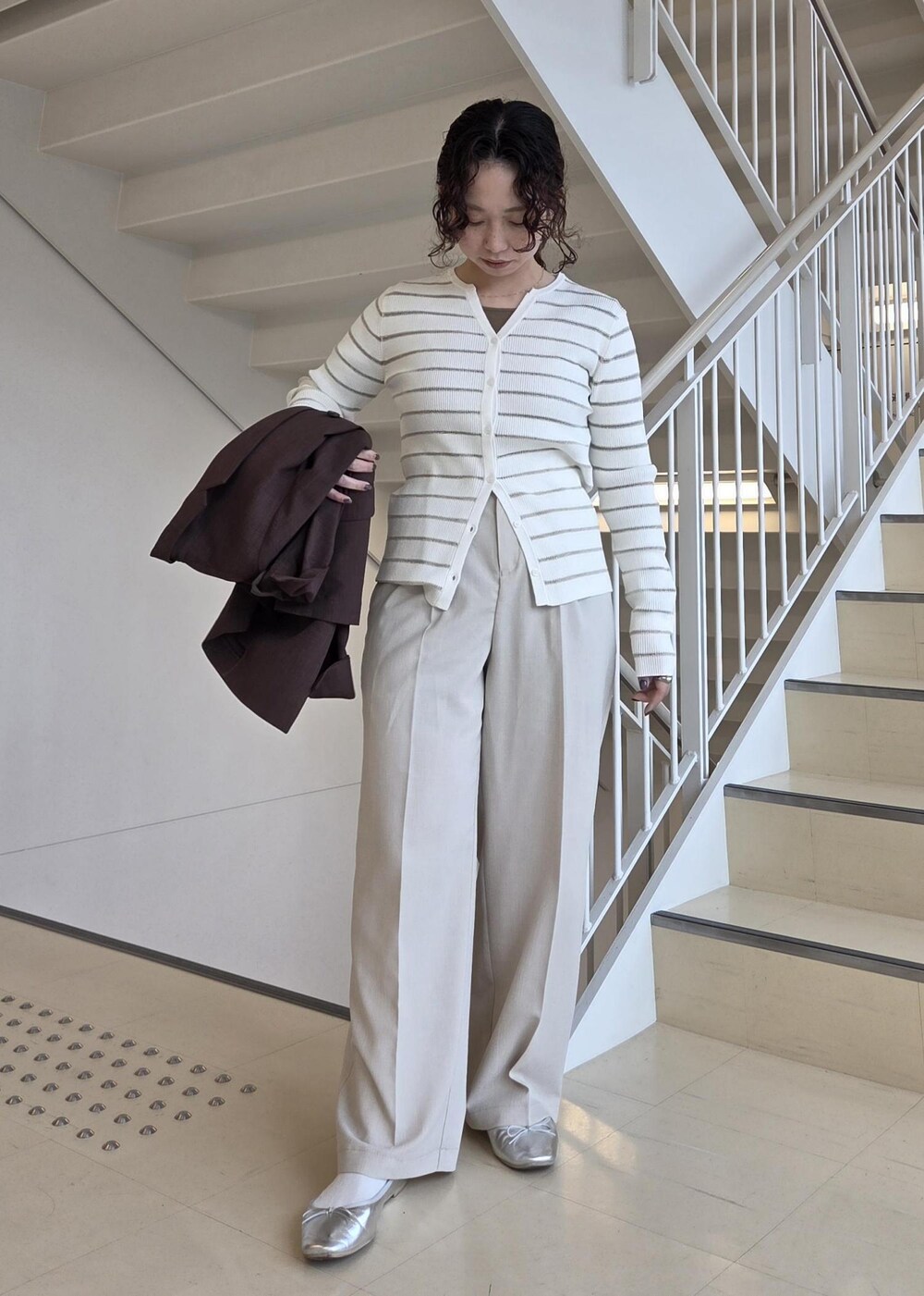 ホワイト系のカーディガン/ボレロ、ベージュ系のその他パンツ、シルバー系のバレエシューズを着用したレディースの春コーディネートの2枚目の写真