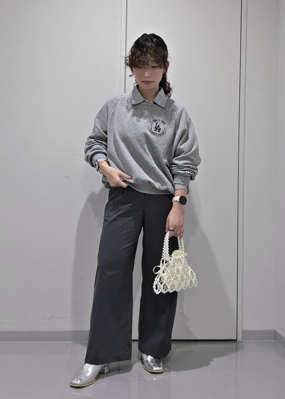 シルバー系のパンプス、グレー系のその他パンツ、ブルー系のシャツ/ブラウスを着用したレディースの秋コーディネートの5枚目の写真