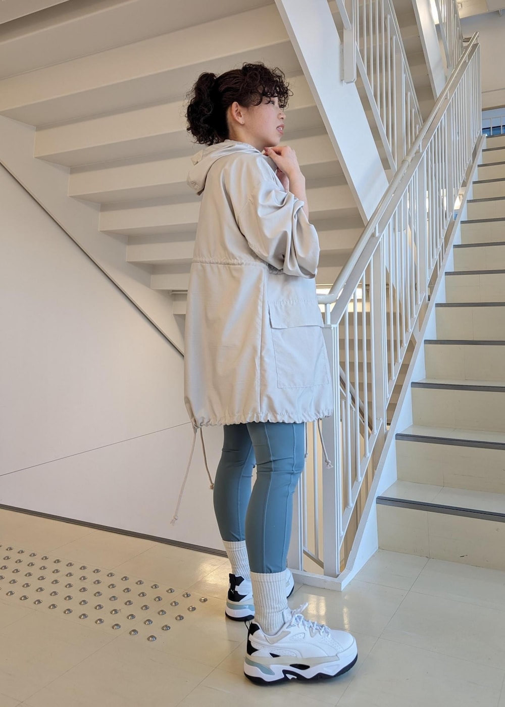 ホワイト系のスニーカー、ホワイト系のTシャツ/カットソー、ブルー系のレギンス/スパッツを着用したレディースの春コーディネートの5枚目の写真