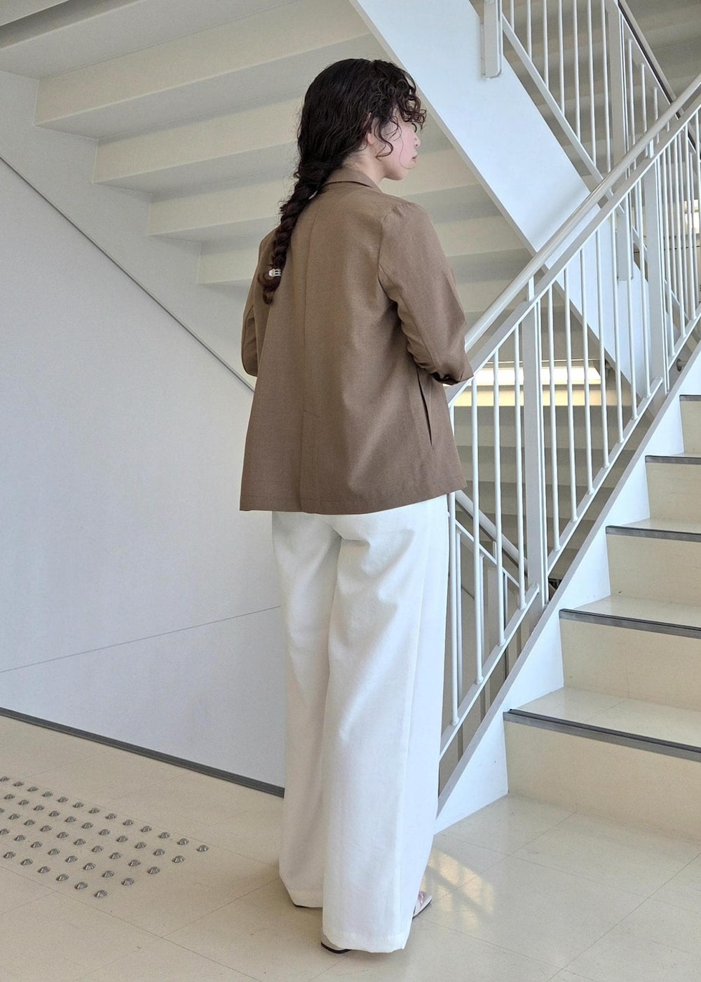 グレー系のTシャツ/カットソー、イエロー系のテーラードジャケット、ホワイト系のその他パンツを着用したレディースの夏コーディネートの4枚目の写真