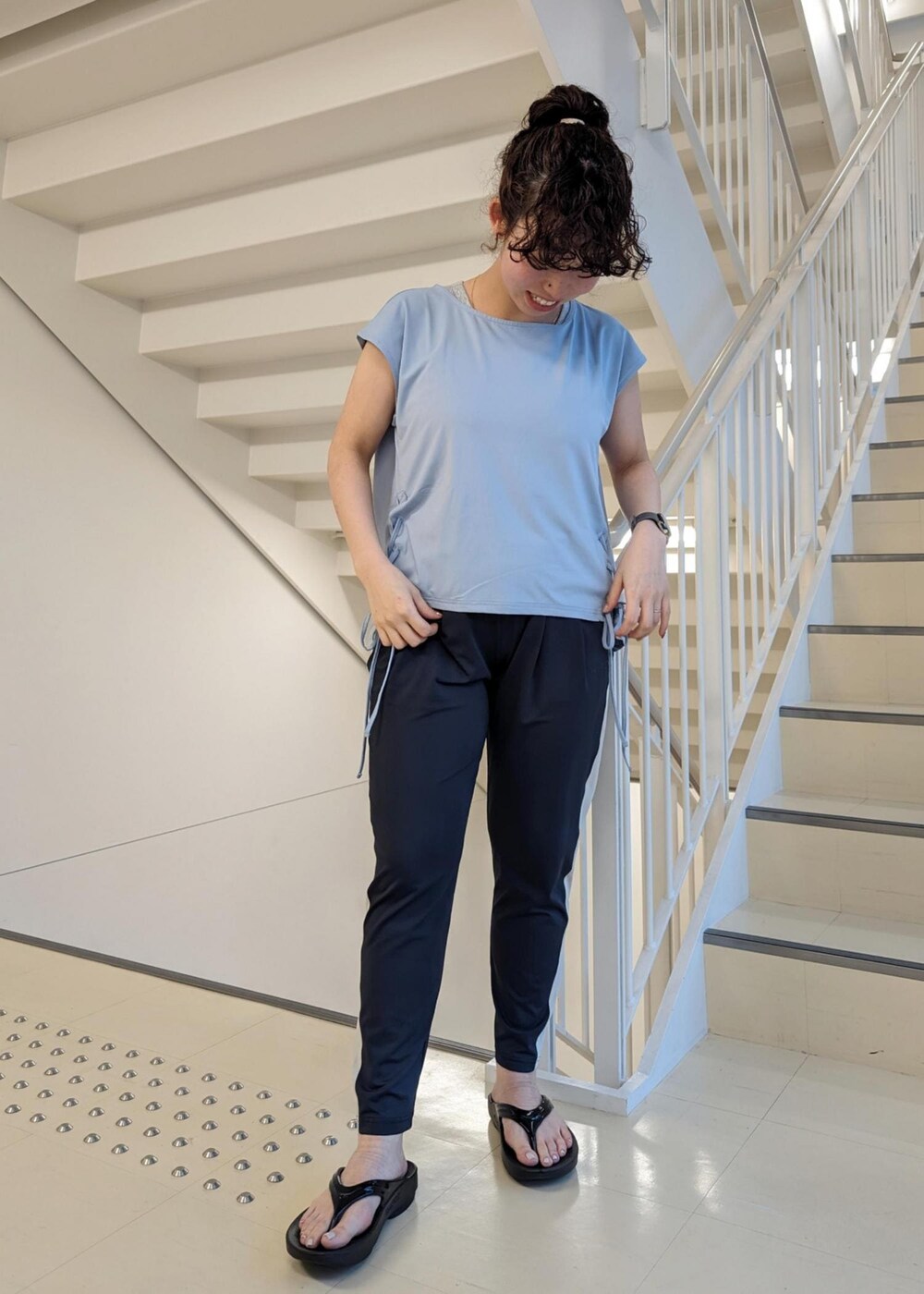 ブラック系のサンダル、ブルー系のTシャツ/カットソー、ブラック系のその他パンツを着用したレディースの春コーディネートの3枚目の写真