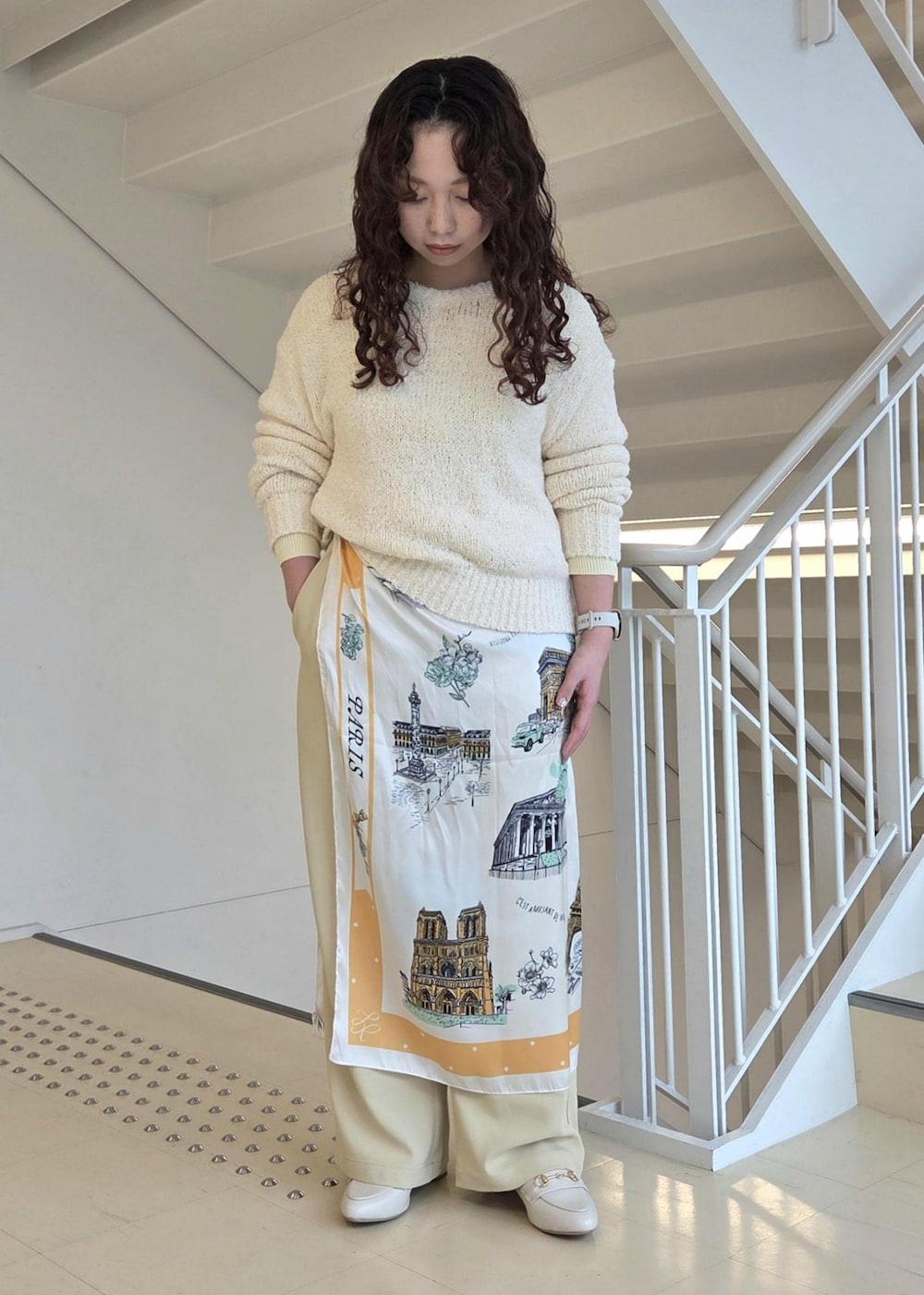 ホワイト系のローファー、ベージュ系のニット/セーター、イエロー系のその他パンツを着用したレディースの冬コーディネートの8枚目の写真