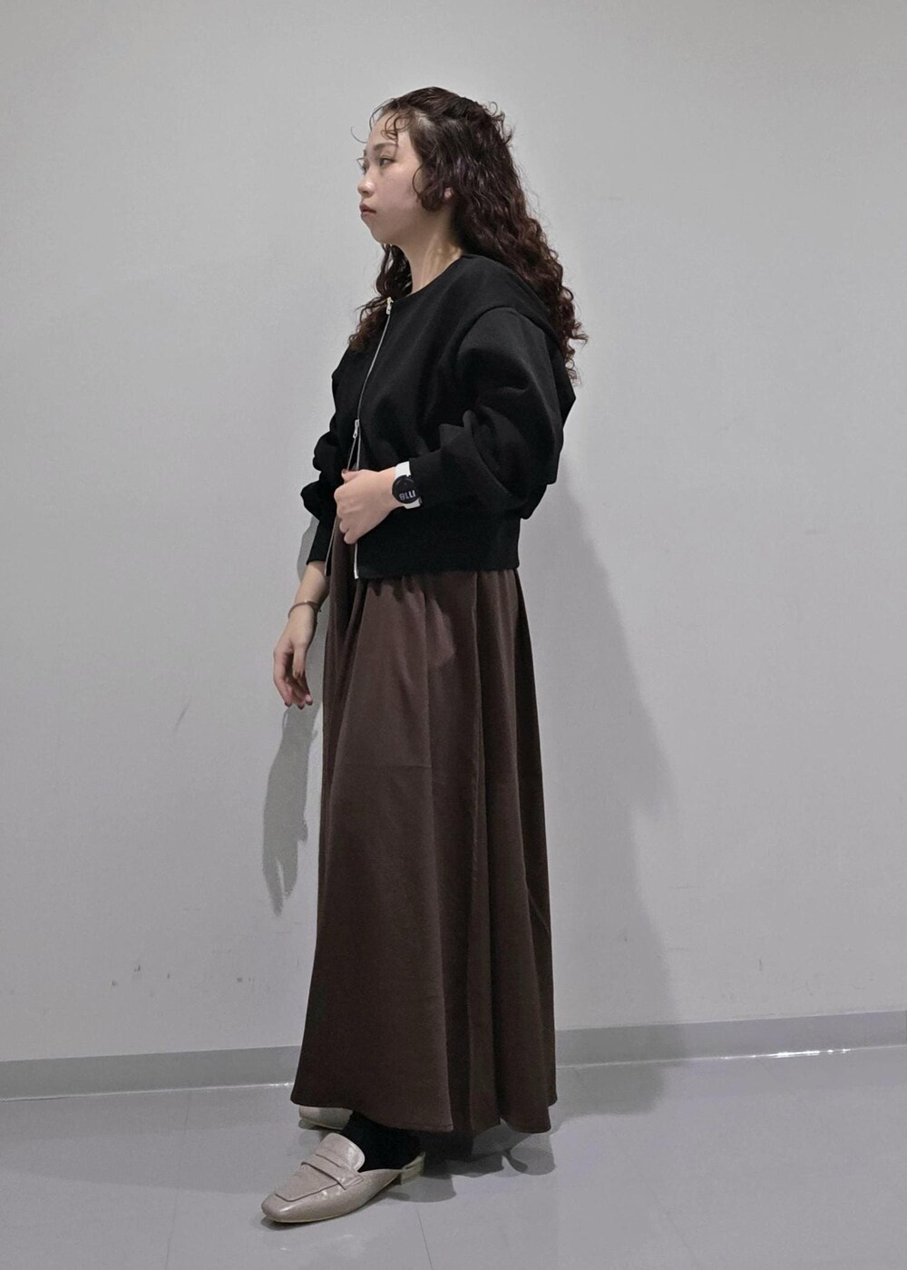 グレー系のローファー、ホワイト系のTシャツ/カットソー、ブラック系のカーディガン/ボレロを着用したレディースの秋コーディネートの5枚目の写真