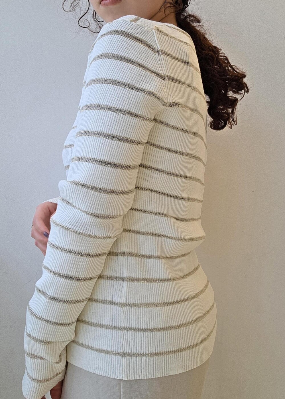 ホワイト系のカーディガン/ボレロ、ベージュ系のその他パンツ、シルバー系のバレエシューズを着用したレディースの春コーディネートの9枚目の写真
