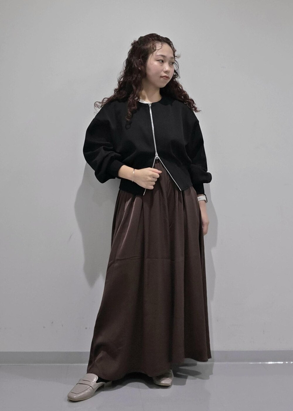 グレー系のローファー、ホワイト系のTシャツ/カットソー、ブラック系のカーディガン/ボレロを着用したレディースの秋コーディネートの4枚目の写真