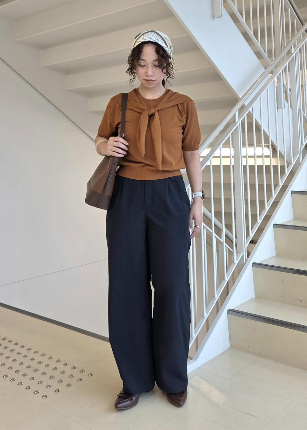 ブルー系のその他パンツ、ブラウン系のパンプス、イエロー系のニット/セーターを着用したレディースの夏コーディネートの4枚目の写真