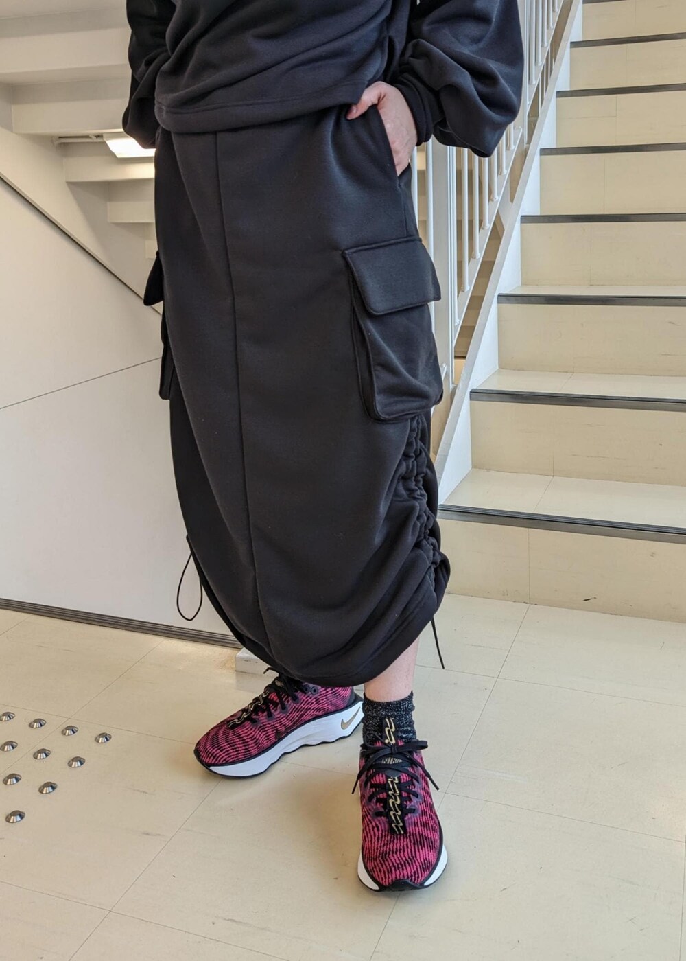 「低身長、23aw、UV、吸水速乾、ブラック、プルオーバー、長袖、スニーカー、レッド、NERGY、NIKE、アスレジャー、セットアップ」｜「NIKEの【NIKE】ナイキ モティバ ウィメンズ ウォーキングシューズ（スニーカー、ピンク系）」を使った、aynさん（レディース・153cm）の冬コーディネートの6枚目の写真