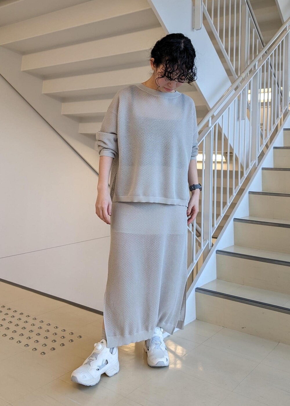 ブラック系のキャミソール、ベージュ系のスニーカー、シルバー系のTシャツ/カットソーを着用したレディースの春コーディネートの2枚目の写真