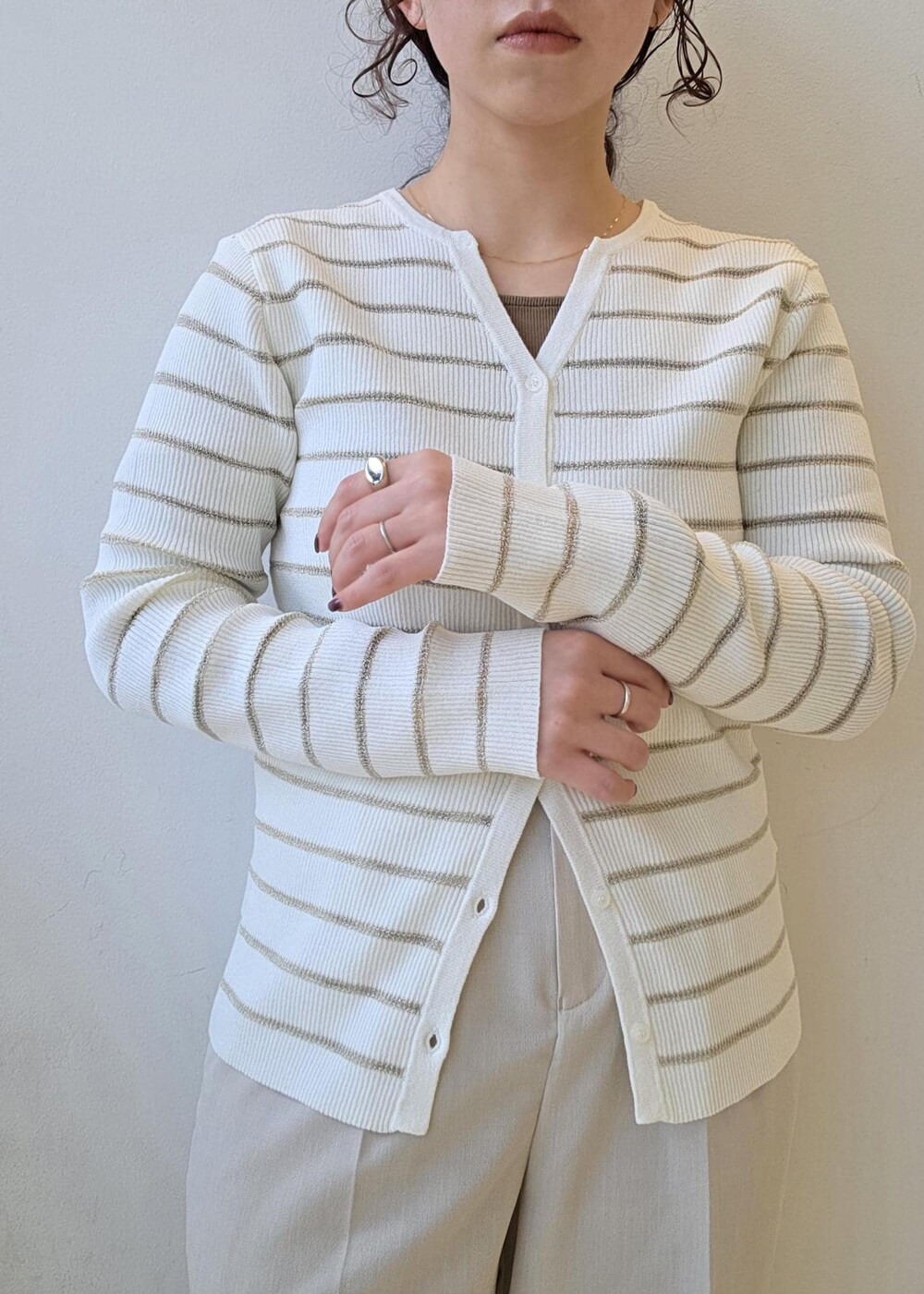 ホワイト系のカーディガン/ボレロ、ベージュ系のその他パンツ、シルバー系のバレエシューズを着用したレディースの春コーディネートの7枚目の写真