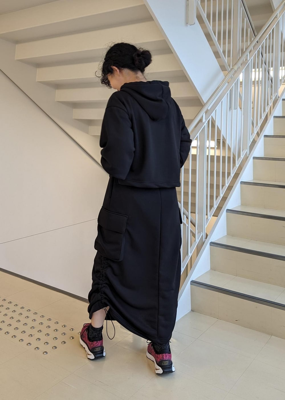 「低身長、23aw、UV、吸水速乾、ブラック、プルオーバー、長袖、スニーカー、レッド、NERGY、NIKE、アスレジャー、セットアップ」｜「NIKEの【NIKE】ナイキ モティバ ウィメンズ ウォーキングシューズ（スニーカー、ピンク系）」を使った、aynさん（レディース・153cm）の冬コーディネートの3枚目の写真