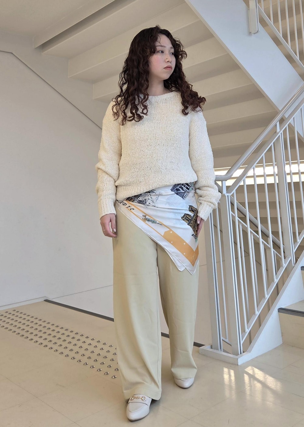 ホワイト系のローファー、ベージュ系のニット/セーター、イエロー系のその他パンツを着用したレディースの冬コーディネートの2枚目の写真