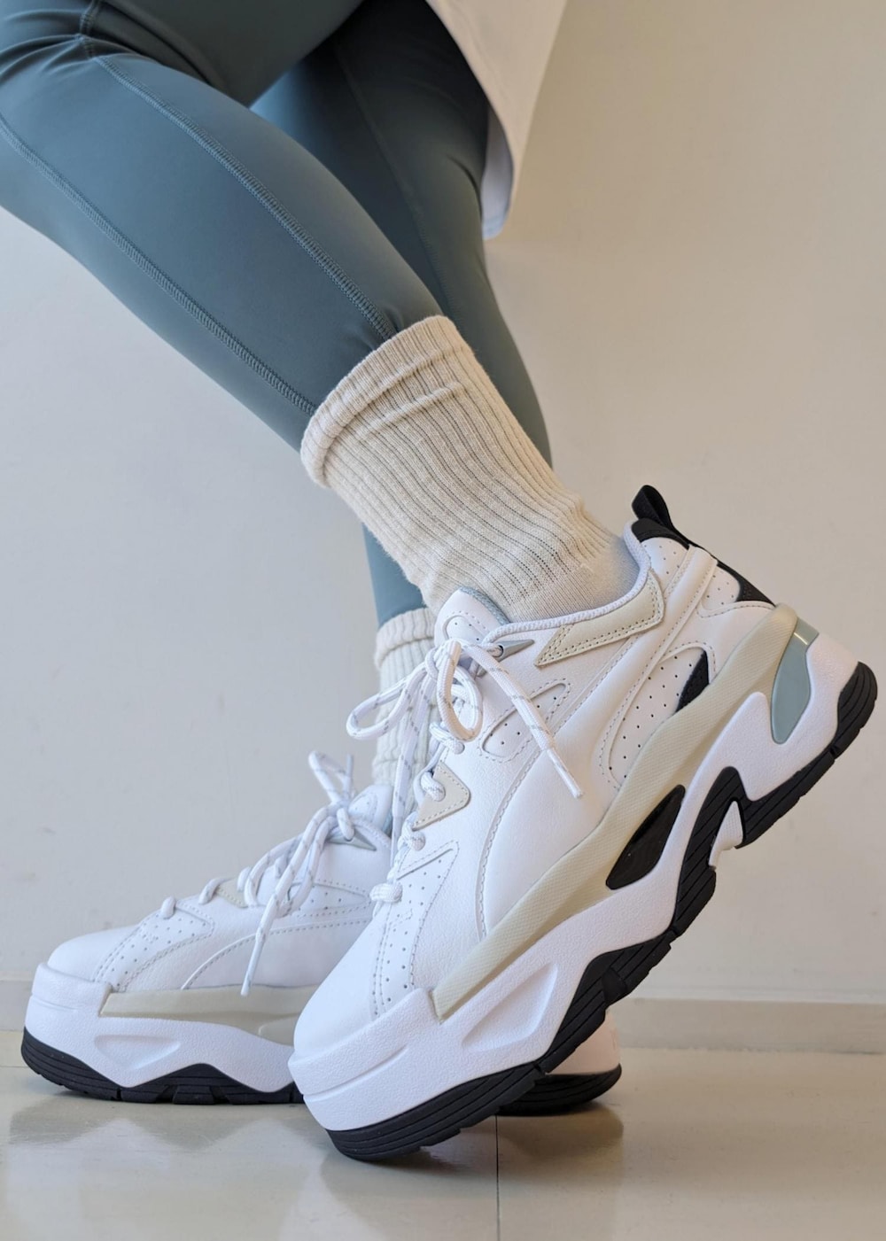 ホワイト系のスニーカー、ホワイト系のTシャツ/カットソー、ブルー系のレギンス/スパッツを着用したレディースの春コーディネートの9枚目の写真