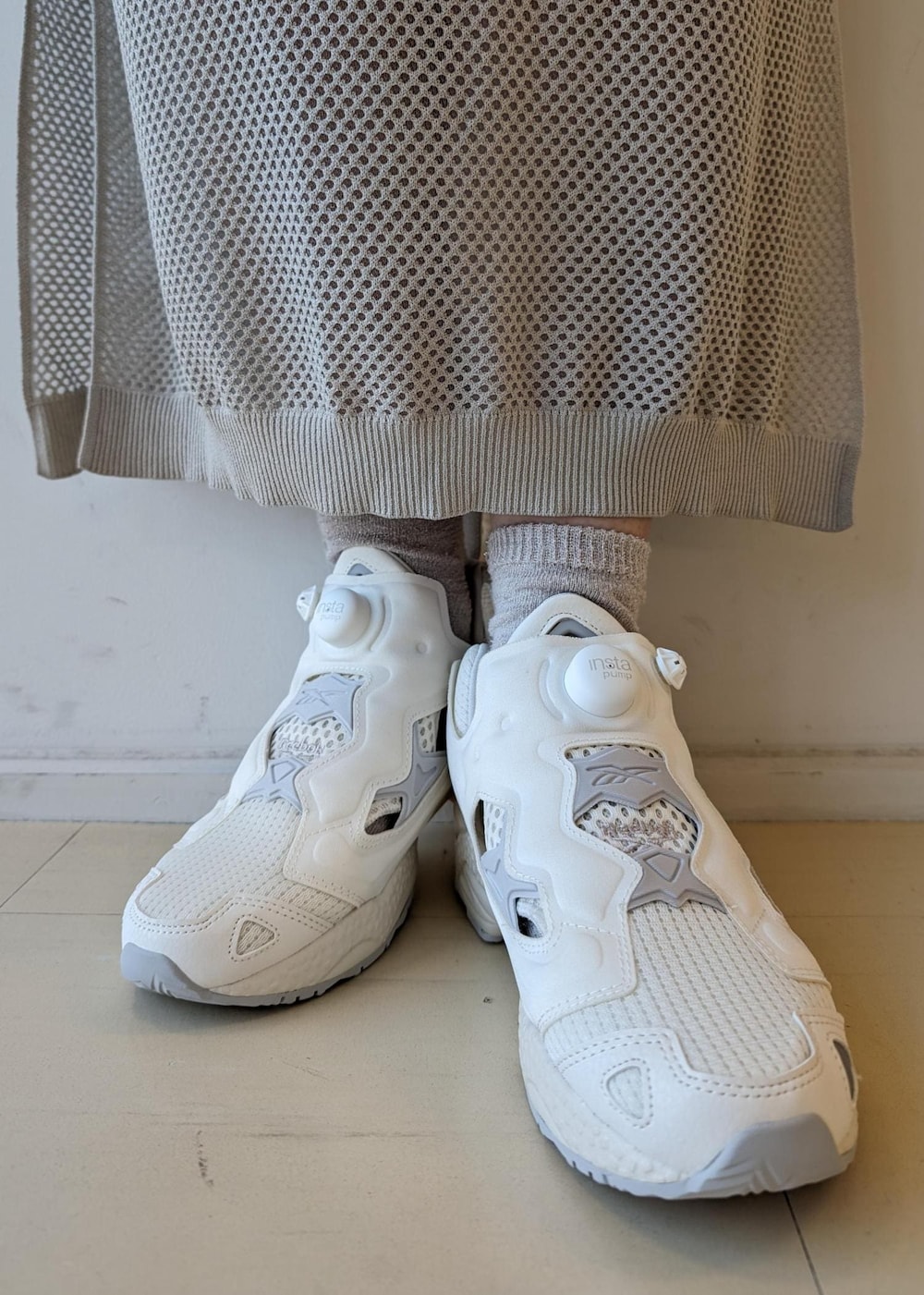 ブラック系のキャミソール、ベージュ系のスニーカー、シルバー系のTシャツ/カットソーを着用したレディースの春コーディネートの8枚目の写真