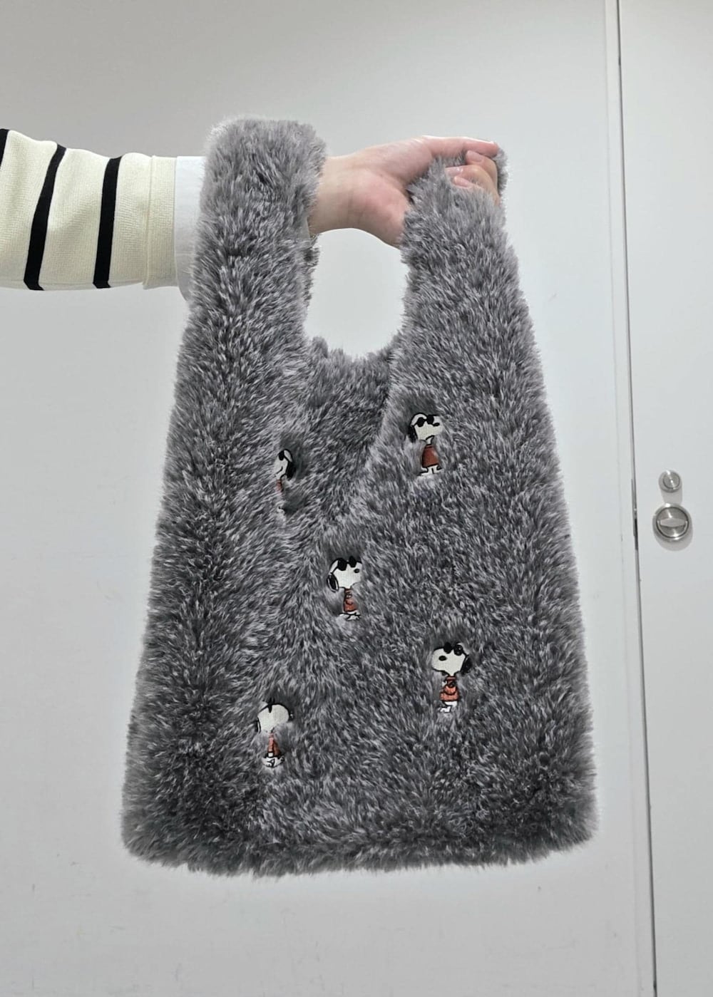 ホワイト系のシャツ/ブラウス、ホワイト系のニット/セーター、ブルー系のスラックスを着用したレディースの秋コーディネートの9枚目の写真