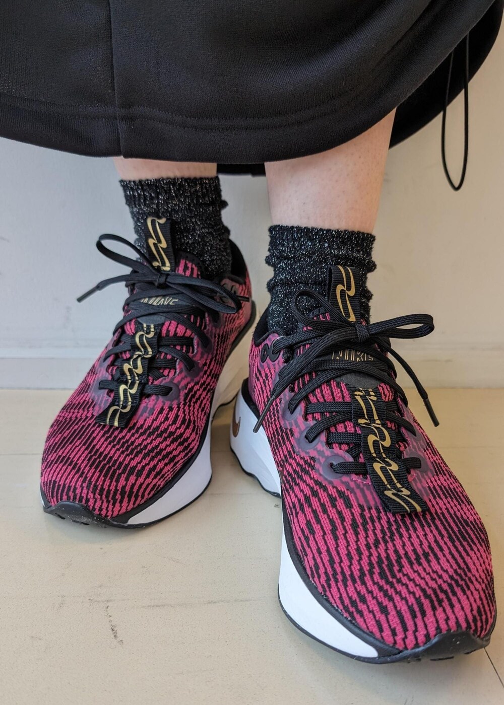 「低身長、23aw、UV、吸水速乾、ブラック、プルオーバー、長袖、スニーカー、レッド、NERGY、NIKE、アスレジャー、セットアップ」｜「NIKEの【NIKE】ナイキ モティバ ウィメンズ ウォーキングシューズ（スニーカー、ピンク系）」を使った、aynさん（レディース・153cm）の冬コーディネートの8枚目の写真