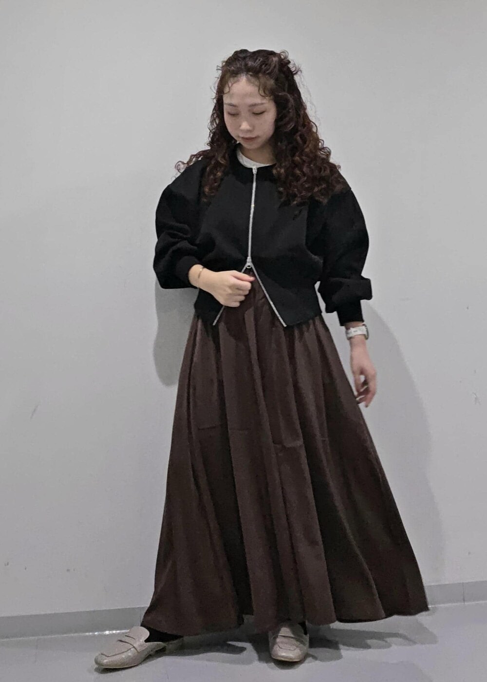 グレー系のローファー、ホワイト系のTシャツ/カットソー、ブラック系のカーディガン/ボレロを着用したレディースの秋コーディネートの2枚目の写真