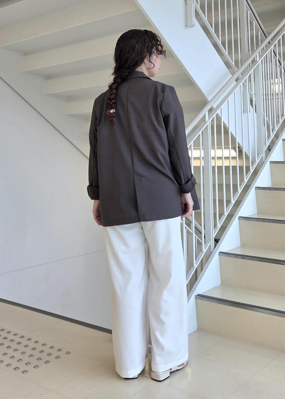 ブラウン系のテーラードジャケット、グレー系のTシャツ/カットソー、ホワイト系のその他パンツを着用したレディースの夏コーディネートの7枚目の写真