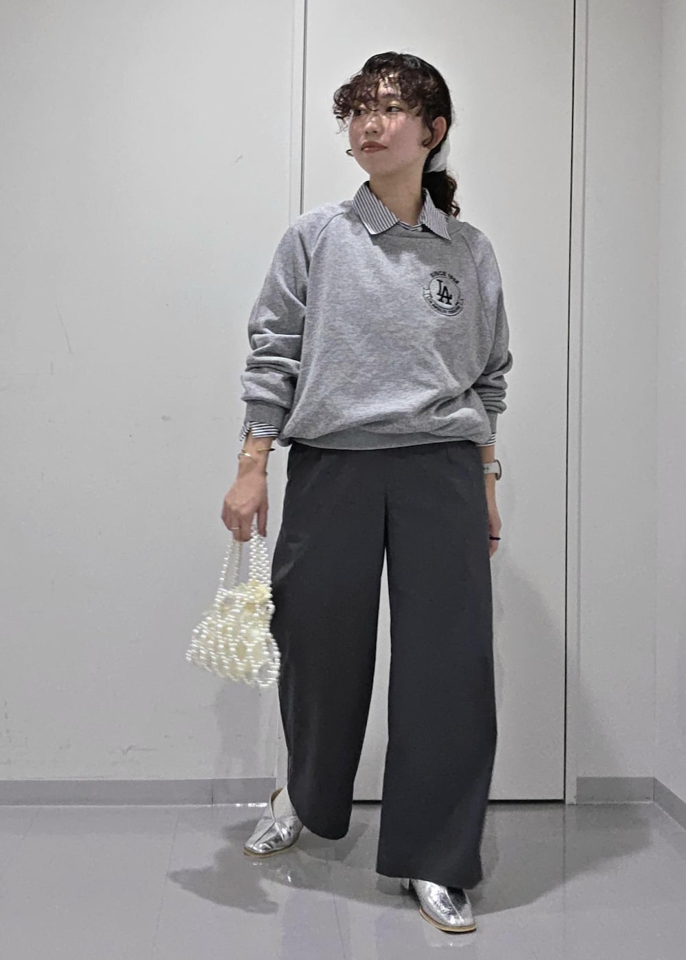 シルバー系のパンプス、グレー系のその他パンツ、ブルー系のシャツ/ブラウスを着用したレディースの秋コーディネートの3枚目の写真