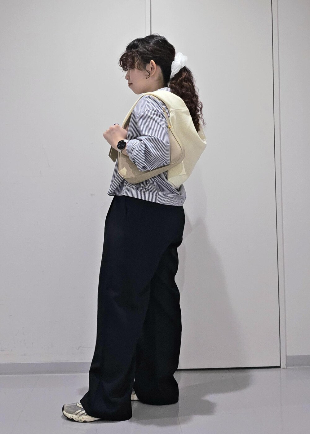 ブルー系のスラックス、ホワイト系のカーディガン/ボレロ、ブルー系のシャツ/ブラウスを着用したレディースの秋コーディネートの7枚目の写真