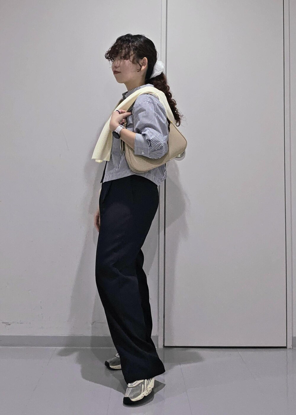 ブルー系のスラックス、ホワイト系のカーディガン/ボレロ、ブルー系のシャツ/ブラウスを着用したレディースの秋コーディネートの6枚目の写真