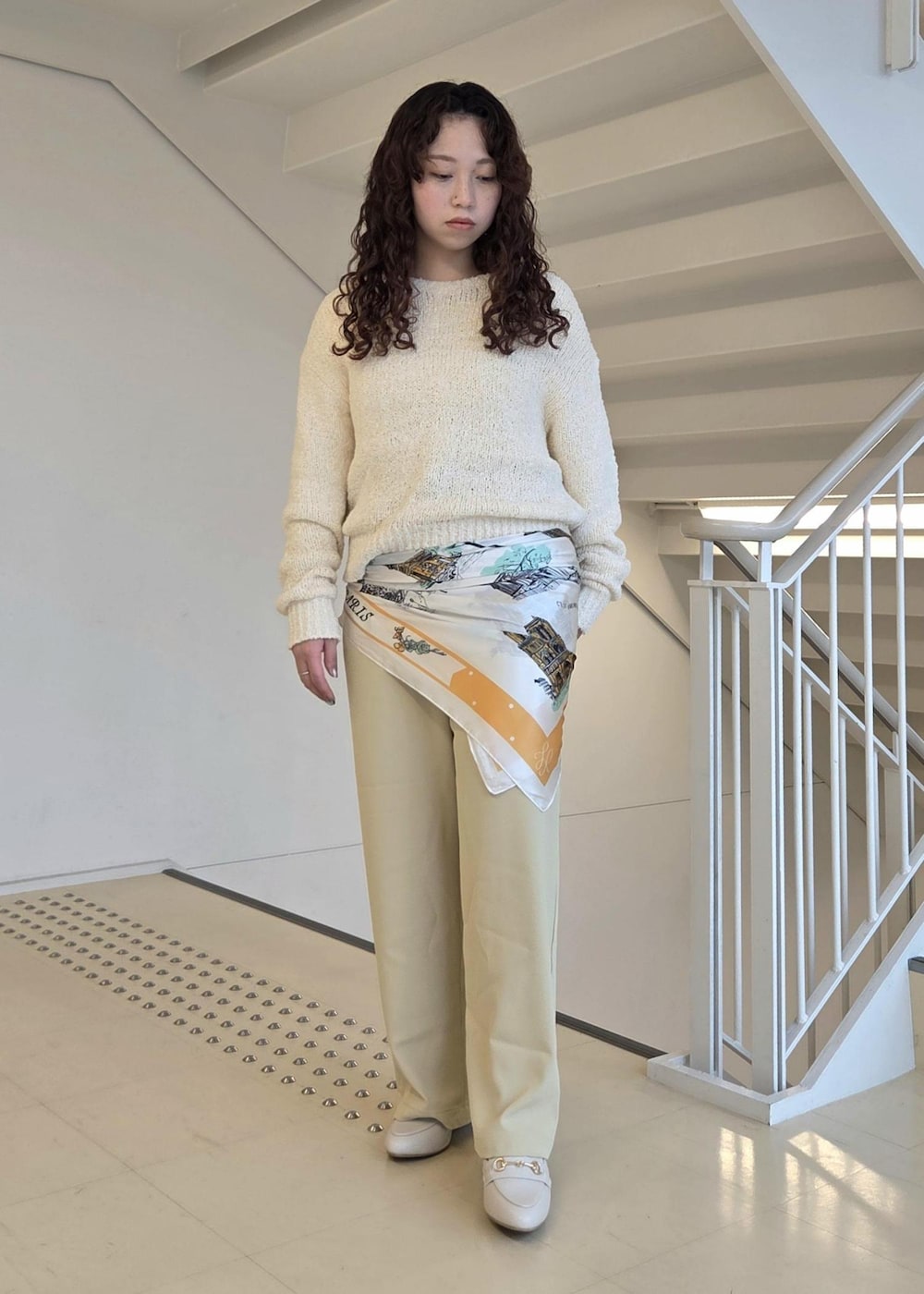 ホワイト系のローファー、ベージュ系のニット/セーター、イエロー系のその他パンツを着用したレディースの冬コーディネートの3枚目の写真