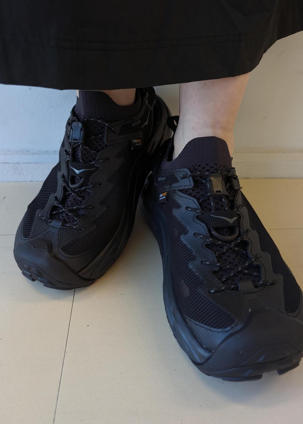 ブラック系のサンダル、ブラック系のワンピース、レッド系のタンクトップを着用したレディースの春コーディネートの7枚目の写真