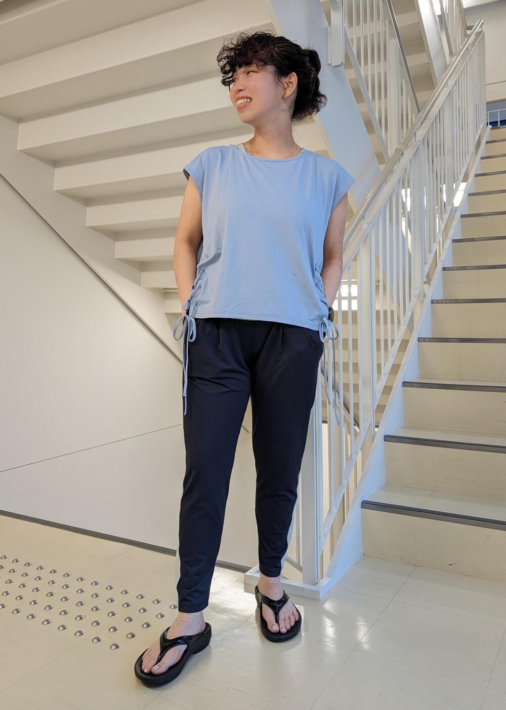 ブラック系のサンダル、ブルー系のTシャツ/カットソー、ブラック系のその他パンツを着用したレディースの春コーディネートの2枚目の写真