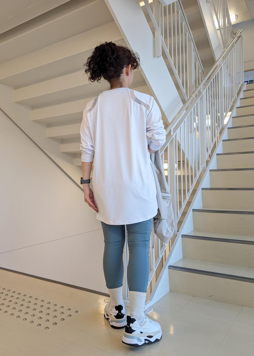 ホワイト系のスニーカー、ホワイト系のTシャツ/カットソー、ブルー系のレギンス/スパッツを着用したレディースの春コーディネートの4枚目の写真