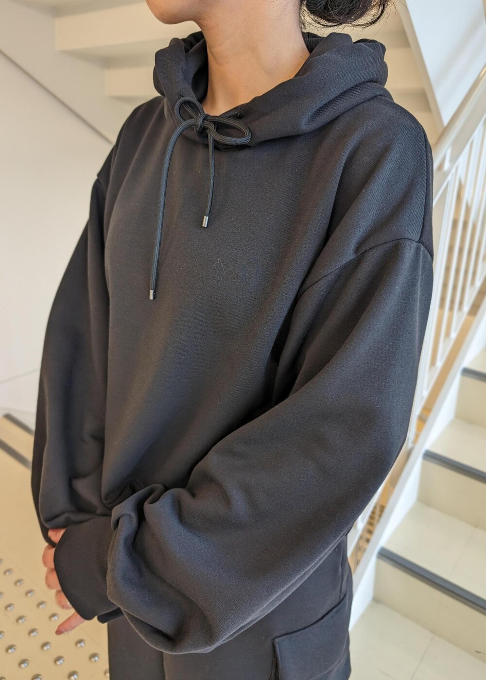 「低身長、23aw、UV、吸水速乾、ブラック、プルオーバー、長袖、スニーカー、レッド、NERGY、NIKE、アスレジャー、セットアップ」｜「NIKEの【NIKE】ナイキ モティバ ウィメンズ ウォーキングシューズ（スニーカー、ピンク系）」を使った、aynさん（レディース・153cm）の冬コーディネートの5枚目の写真