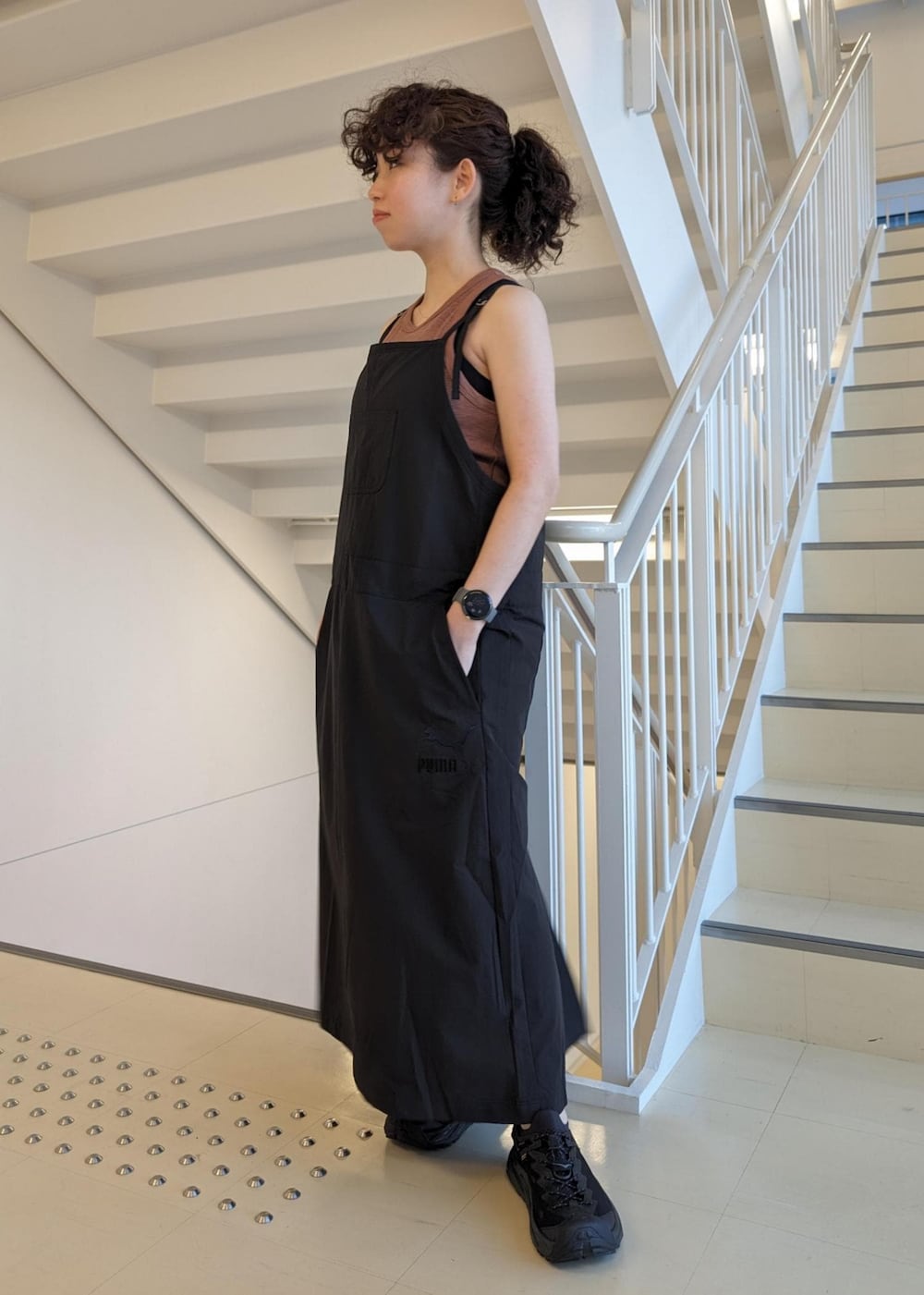 ブラック系のサンダル、ブラック系のワンピース、レッド系のタンクトップを着用したレディースの春コーディネートの3枚目の写真