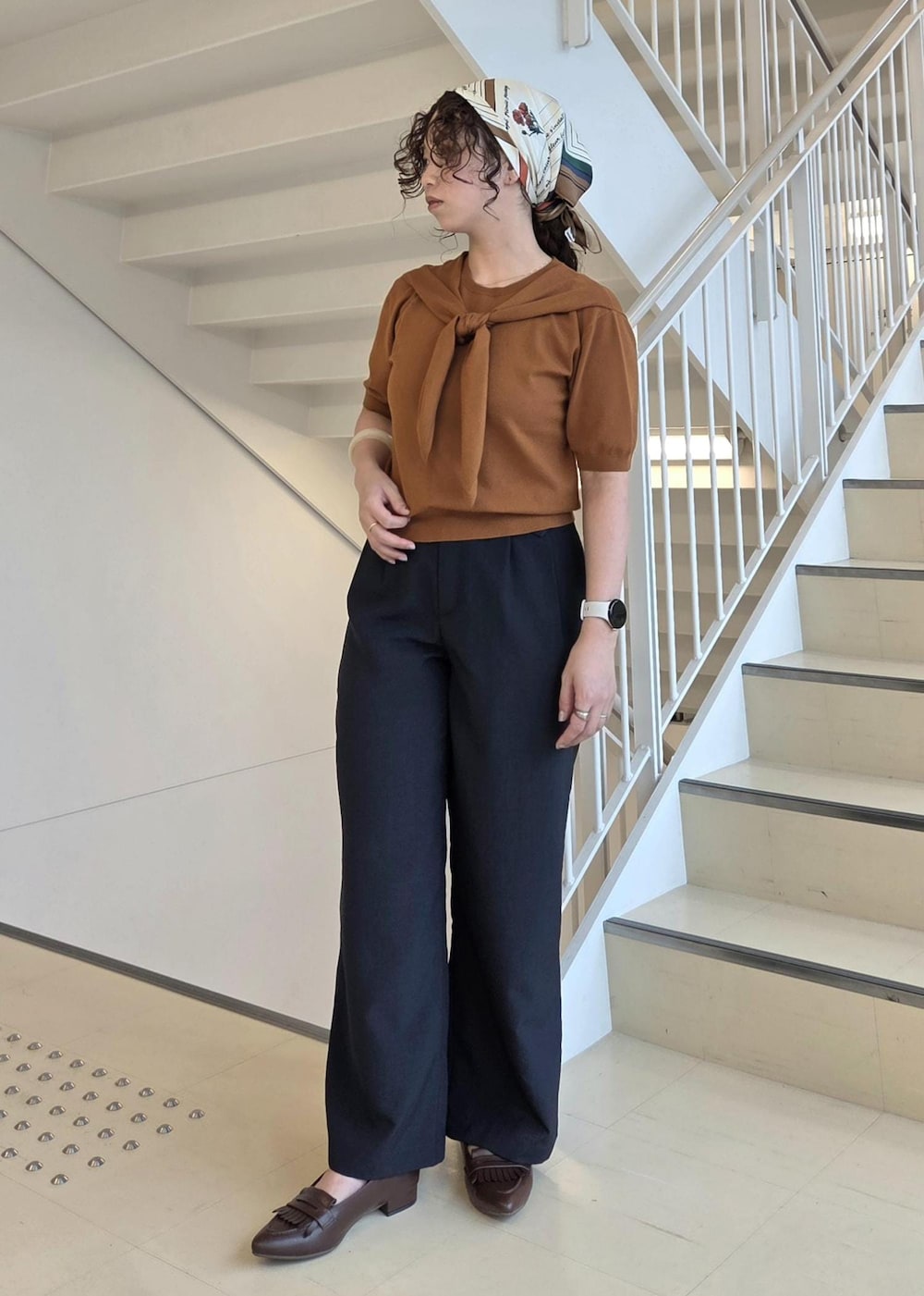 ブルー系のその他パンツ、ブラウン系のパンプス、イエロー系のニット/セーターを着用したレディースの夏コーディネートの2枚目の写真