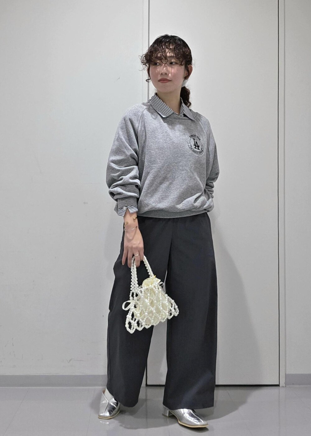 シルバー系のパンプス、グレー系のその他パンツ、ブルー系のシャツ/ブラウスを着用したレディースの秋コーディネートの2枚目の写真