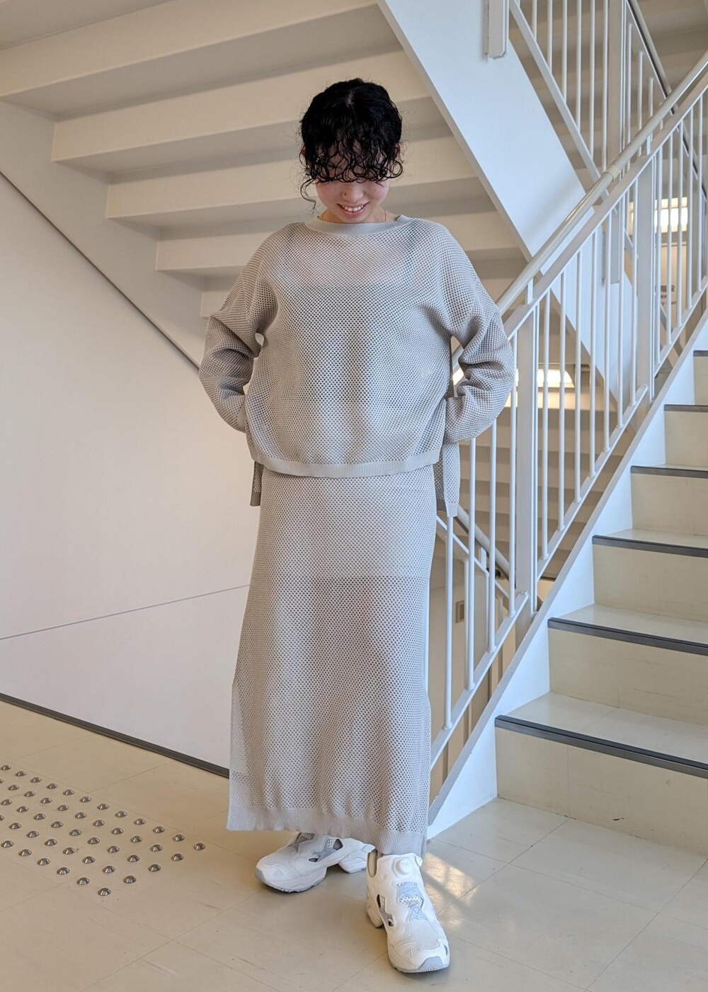 ブラック系のキャミソール、ベージュ系のスニーカー、シルバー系のTシャツ/カットソーを着用したレディースの春コーディネートの3枚目の写真