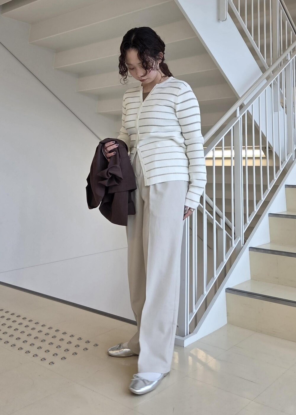 ホワイト系のカーディガン/ボレロ、ベージュ系のその他パンツ、シルバー系のバレエシューズを着用したレディースの春コーディネートの3枚目の写真