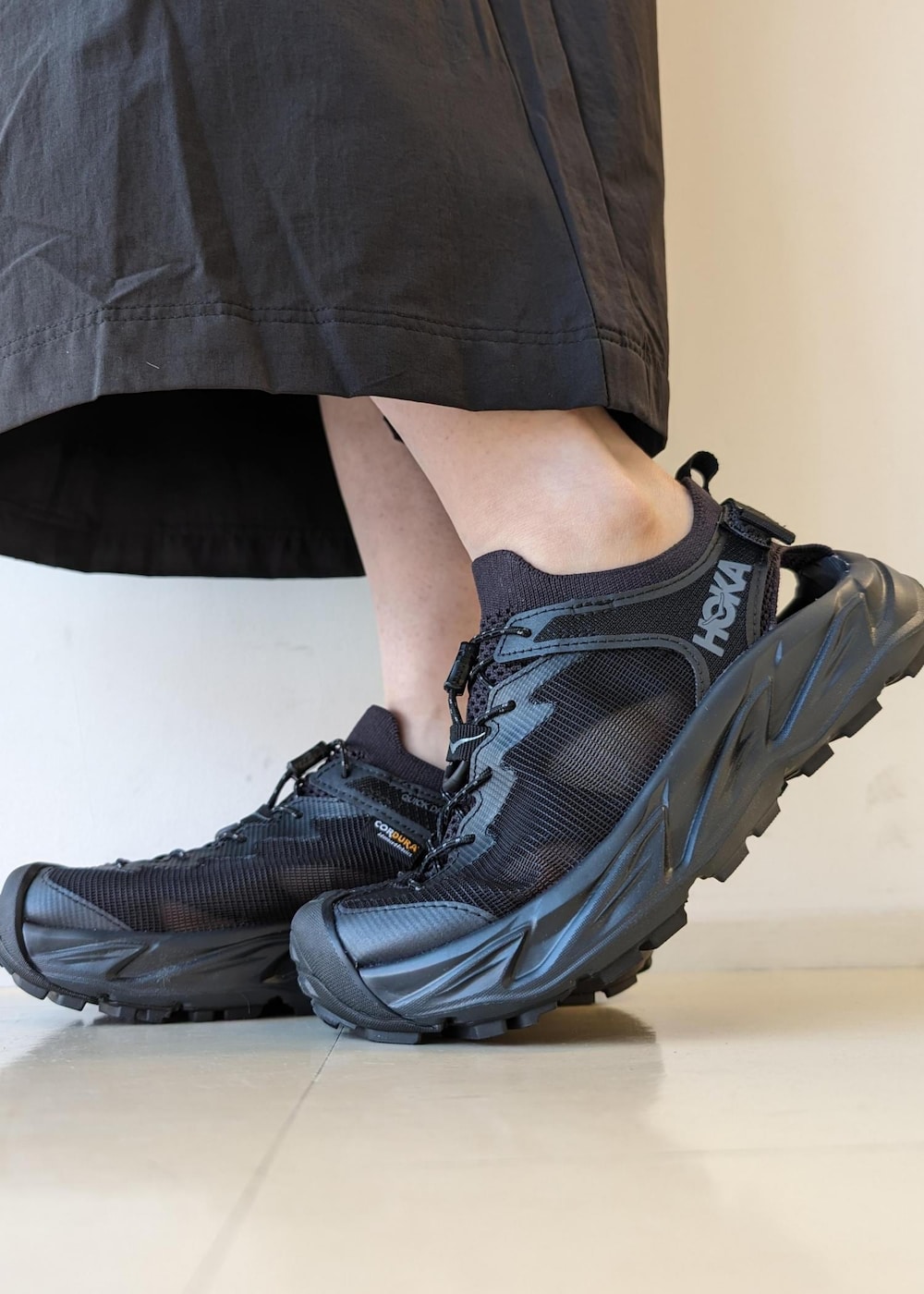 ブラック系のサンダル、ブラック系のワンピース、レッド系のタンクトップを着用したレディースの春コーディネートの6枚目の写真