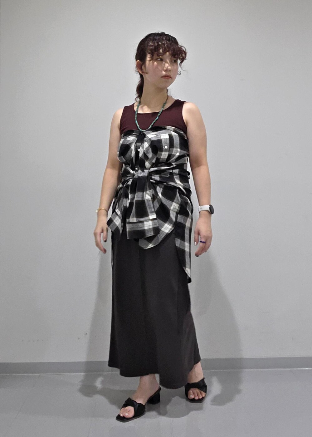 ブラウン系のタンクトップ、ブラック系のシャツ/ブラウス、グレー系のスカートを着用したレディースの夏コーディネートの2枚目の写真