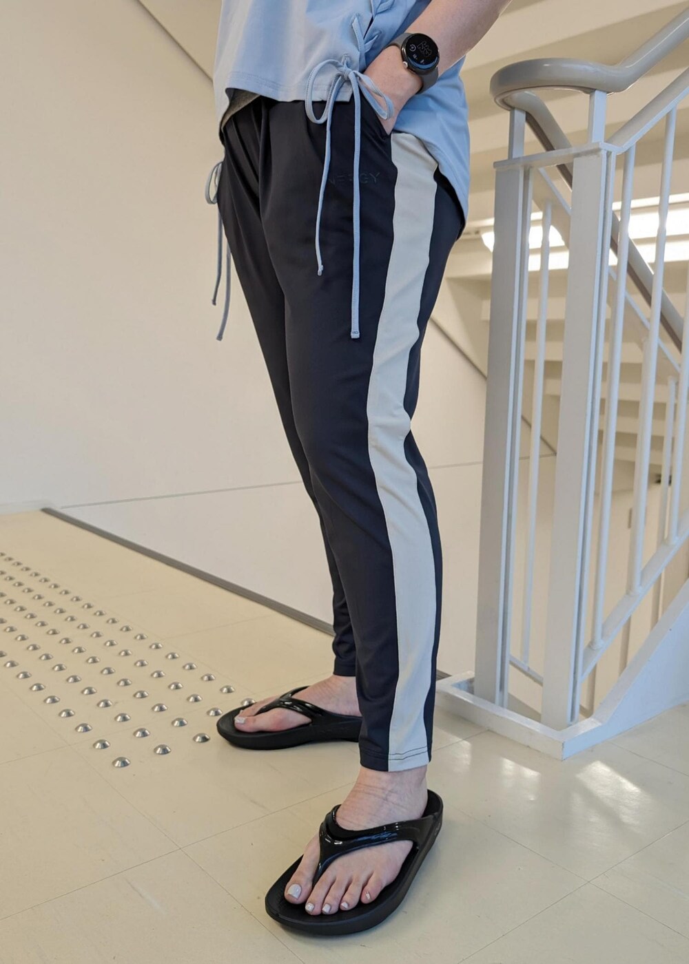 ブラック系のサンダル、ブルー系のTシャツ/カットソー、ブラック系のその他パンツを着用したレディースの春コーディネートの7枚目の写真