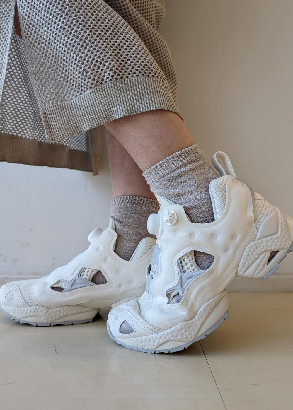 ブラック系のキャミソール、ベージュ系のスニーカー、シルバー系のTシャツ/カットソーを着用したレディースの春コーディネートの9枚目の写真