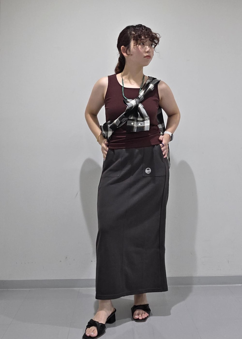 ブラウン系のタンクトップ、ブラック系のシャツ/ブラウス、グレー系のスカートを着用したレディースの夏コーディネートの8枚目の写真