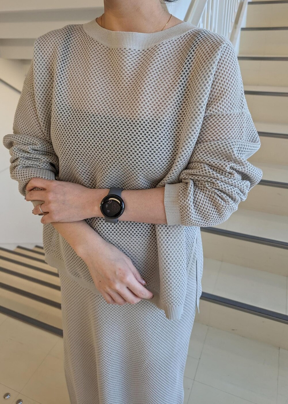 ブラック系のキャミソール、ベージュ系のスニーカー、シルバー系のTシャツ/カットソーを着用したレディースの春コーディネートの6枚目の写真